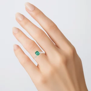 Luxurious Emerald Centerpiece Ring - Image 3